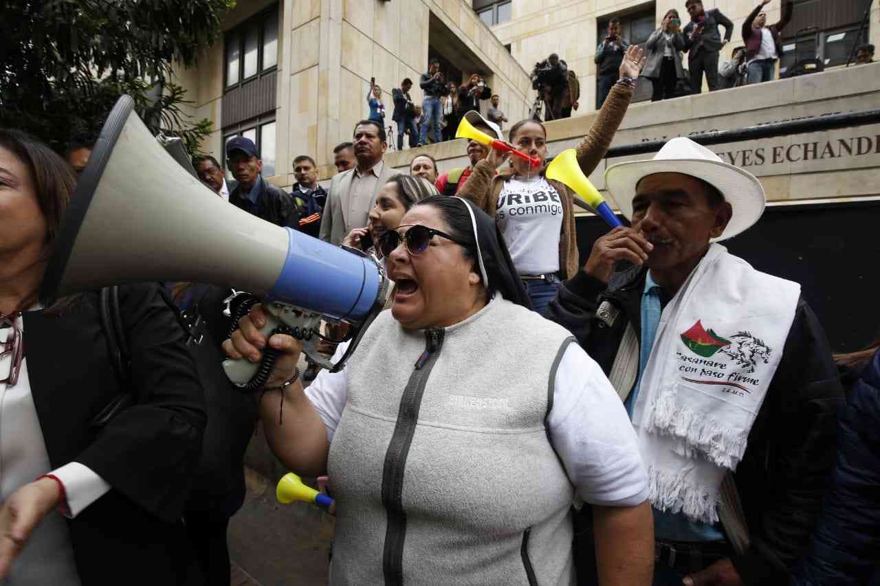 Video, conozca a la eufórica monja uribista que se volvió famosa en el Palacio de Justicia