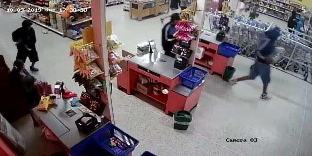 En video, barristas de Millonarios entraron como ‘Pedro por su casa’ a un supermercado y lo saquearon