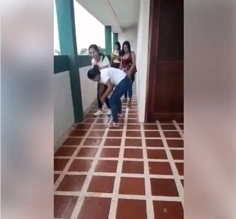 [Video] Por un par de zapatos, dos jóvenes casi se van a los golpes en plena corporación universitaria