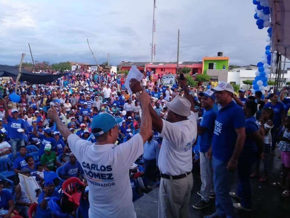 Aún bajo lluvia, más de 5 mil personas salieron a respaldar a Carlos Gómez en Moñitos