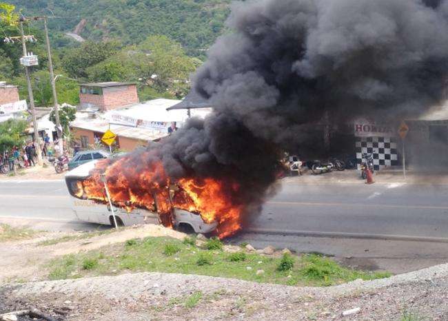 Video: incinerado quedó bus que transportaba a 24 niños