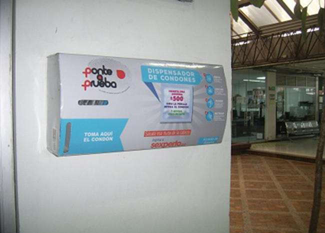 Qué buena estrategia, instalan dispensadores de condones para prevenir embarazos y ETS