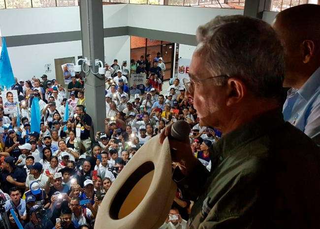 Uribe tuvo que cambiar su agenda por amenaza de atentado