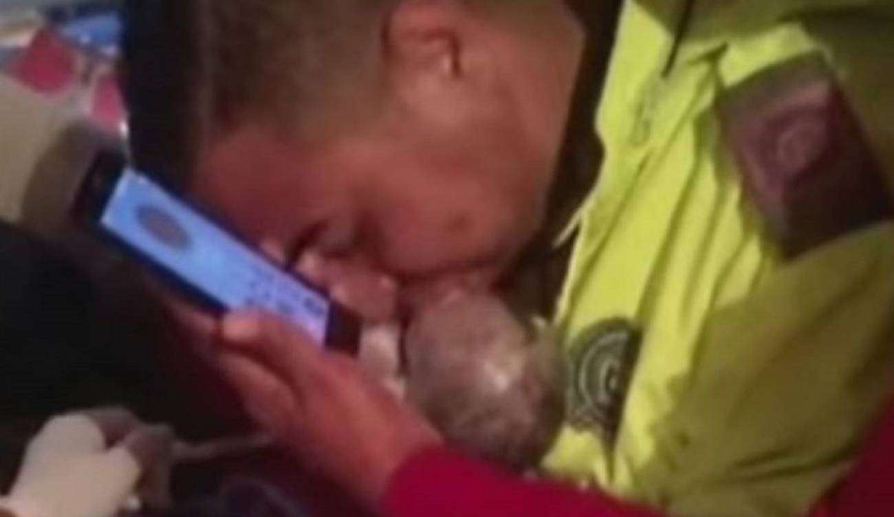 Siguiendo instrucciones por celular, policía le salva la vida a un recién nacido