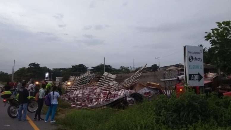 Tractomula se volcó de la vía Planeta Rica-Montería