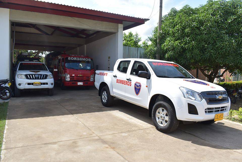 Alcalde de Sahagún hizo entrega de camioneta al Cuerpo de Bomberos