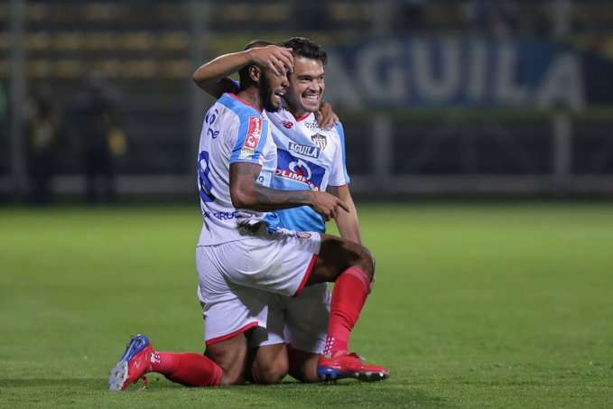 Junior ganó bien y se metió en la pelea