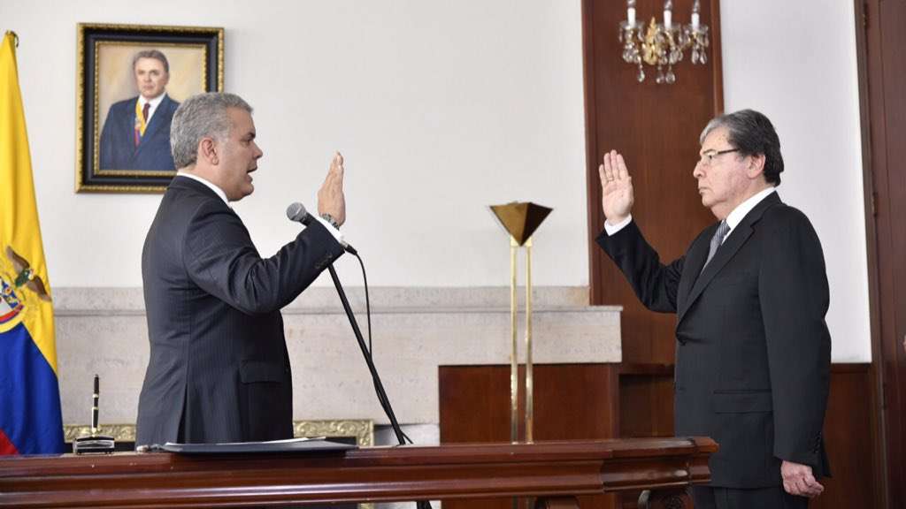 Carlos Holmes tomó posesión como ministro de Defensa