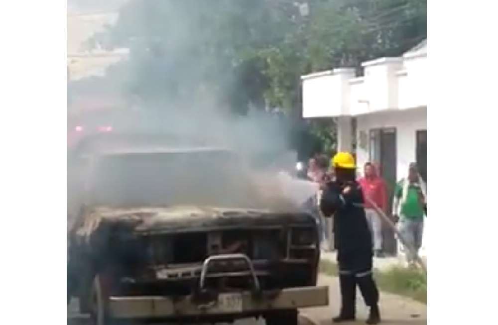 En La Principal de Cantaclaro se incendió carro que transportaba arena