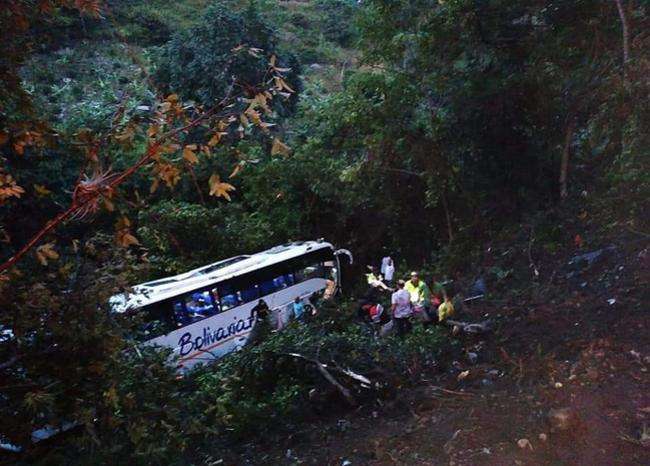 Una niña muerta y 36 personas heridas dejó accidente de bus