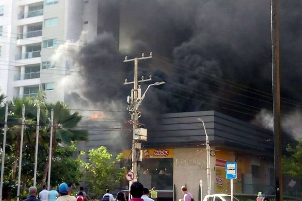 En video, emergencia provocó voraz incendió en centro comercial de Barranquilla