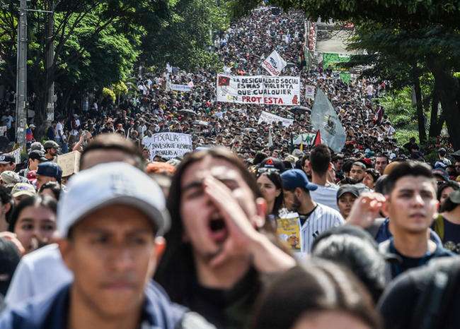Siguen las manifestaciones y protestas contra el gobierno colombiano