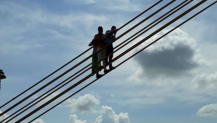 Hombre amenaza con lanzarse del Puente Metálico en Montería