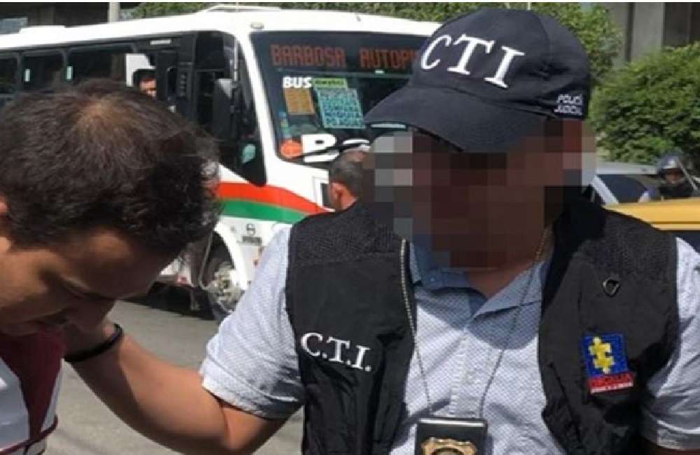 Tenía casa por cárcel y lo capturaron cuando extorsionaba a profesora con fotos íntimas