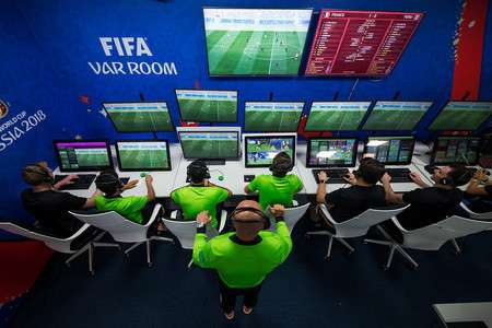«El juego está cambiando y tememos que cambie demasiado»: presidente de la UEFA sobre el VAR