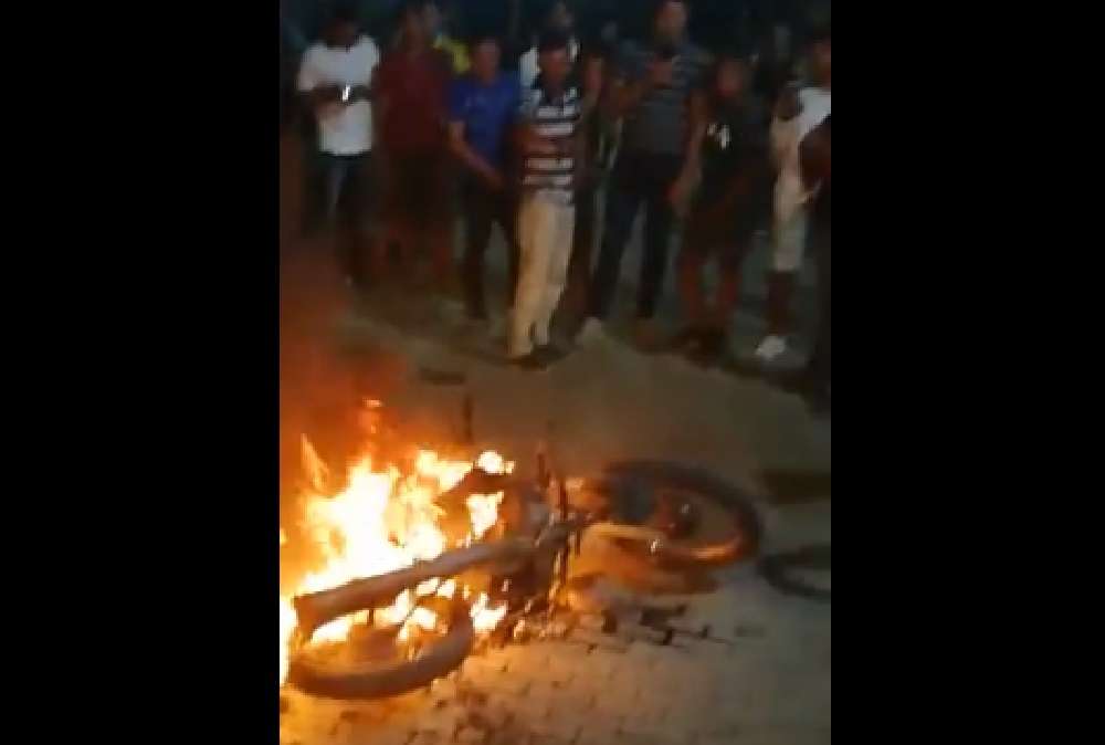 Fueron por lana y salieron trasquilados, le quemaron la moto a presuntos rateros en Montería