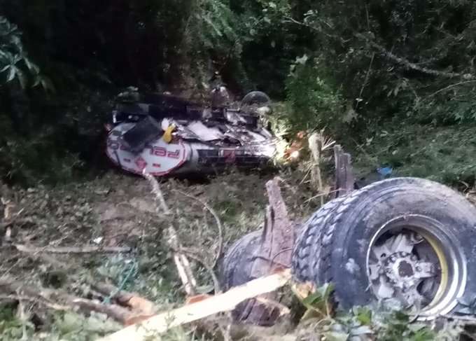 Terrible, murió conductor de un camión que cayó a un abismo de más de 100 metros