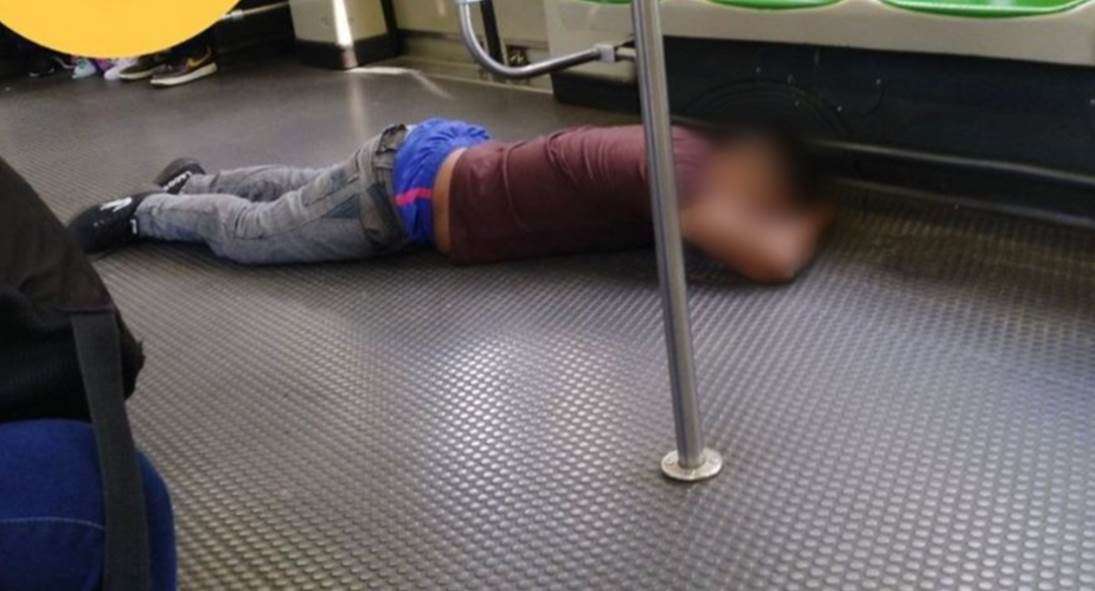 ¿Tremenda borrachera? Cordobés se durmió en los pasillos del Metro en Medellín