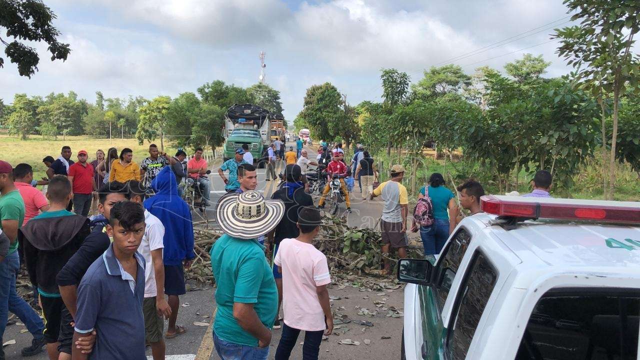 Exigen presencia de Veolia: trabajadores bloquean vía La Apartada – San Isidro por falta de pago