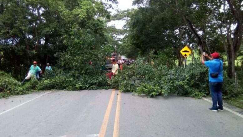 Bloquean vía Montería-Arboletes por mal estado de la carretera y fallas en el servicio de energía