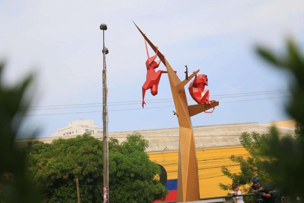 Develan monumento en honor a la fauna y a los monos aulladores en Montería