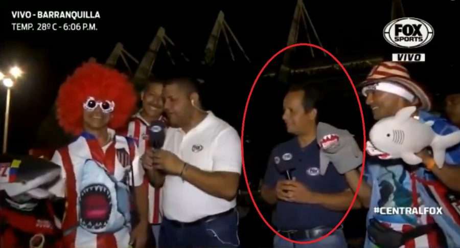 [VIDEO] Insólito, presunto hincha de Junior robó a un periodista en plena entrevista en vivo