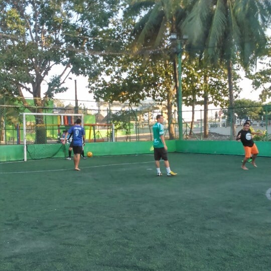 El vivo vive del bobo, hombre se adueñó de una cancha sintética pública en Montería y cobra 20 mil por hora para su uso