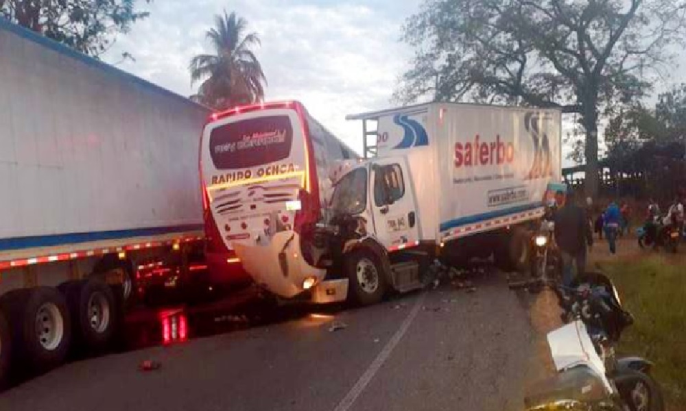 Violento choque entre bus y camión dejó varios heridos en la vía Planeta Rica – Pueblo Nuevo