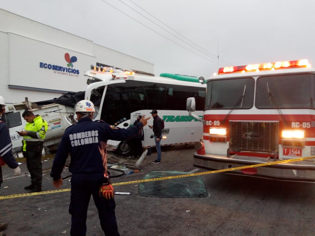 Accidente de tránsito dejó dos muertos y 40 heridos