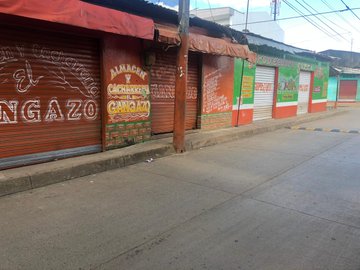 Tras atentado terrorista comercio en Uré permanece cerrado
