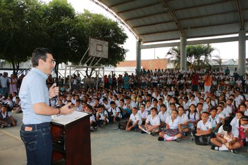 Alcalde Carlos Ordosgoitia acompañó el regreso a clases en colegios oficiales de Montería
