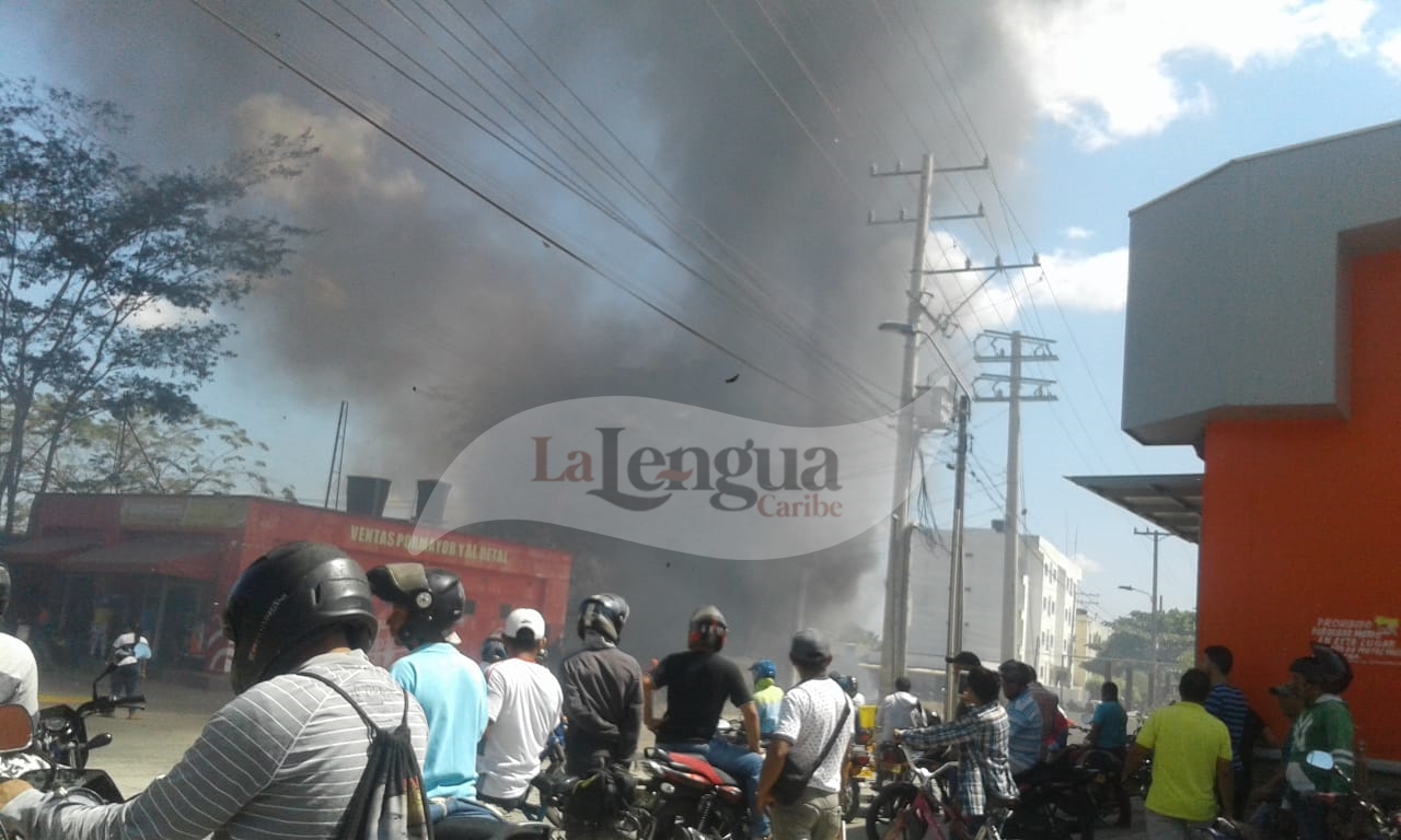 Pánico causó voraz incendio cerca a la estación de gasolina de Urbina en Montería
