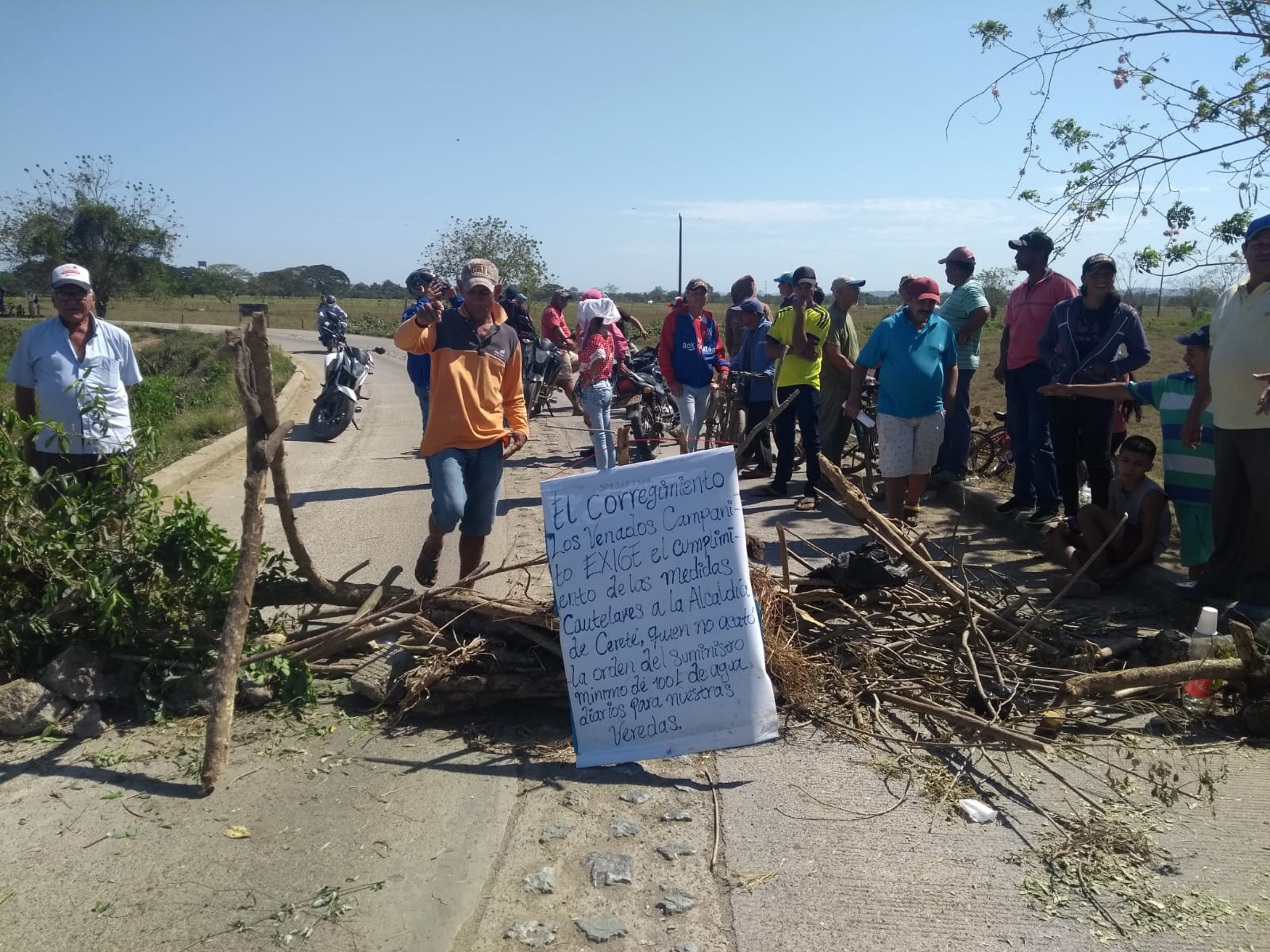 No aguantan más, habitantes del corregimiento Los Venados Campanito de Cereté bloquean la vía por falta de agua potable