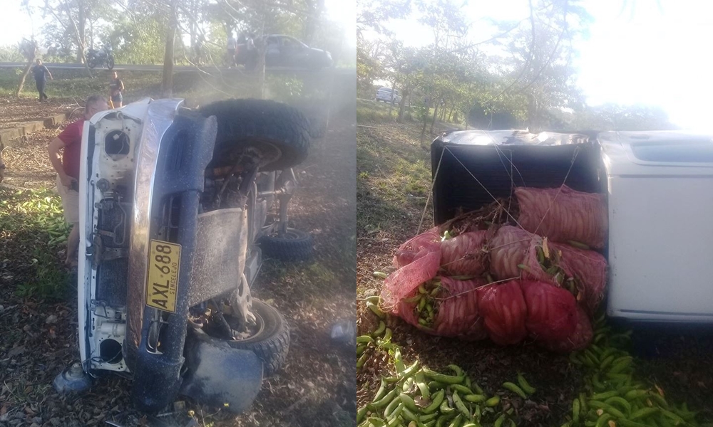 Camioneta cargada de plátanos se accidentó en la vía Montería, Arboletes