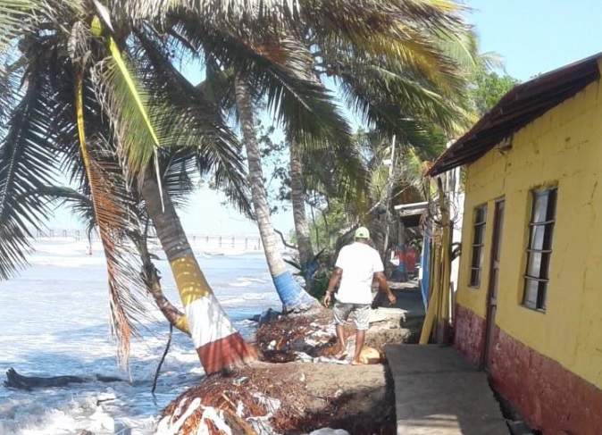 Erosión marina amenaza con tragarse colegio en Bahía Rada, Moñitos