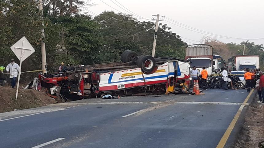 Un muerto y 17 heridos dejó terrible accidente de tránsito