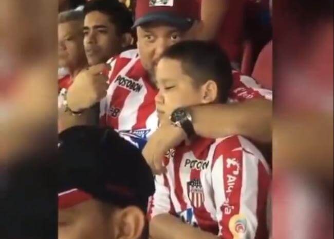 Hincha de Junior lleva al estadio a su sobrino ciego y le narra los partidos de fútbol