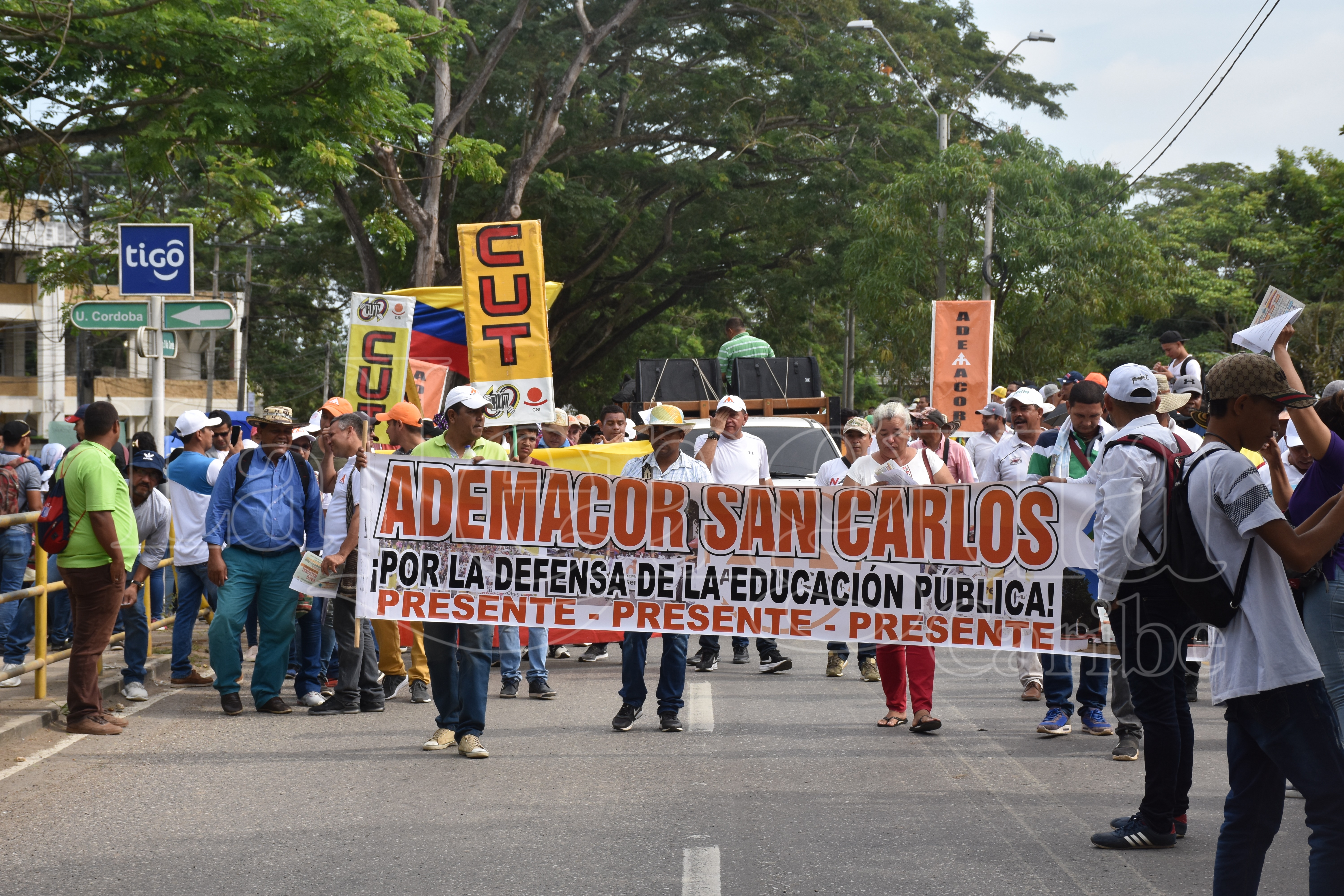 En Córdoba, los profesores marcharon tranquilamente exigiendo sus derechos