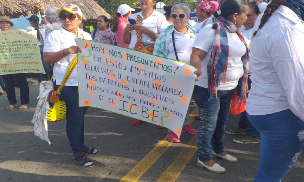 Madres comunitarias bloquean la vía Tierralta – Valencia, exigiendo contratación en los CDI