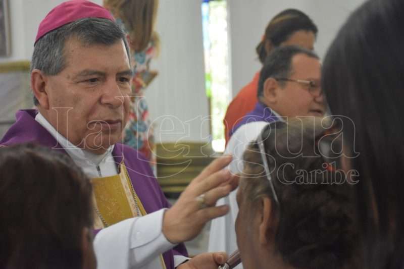 Los monterianos reciben la imposición de la cruz en el Miércoles de Ceniza