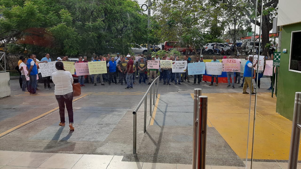 Policías pensionados protestan en sede de Sanidad en Montería por fallas en el servicio de salud