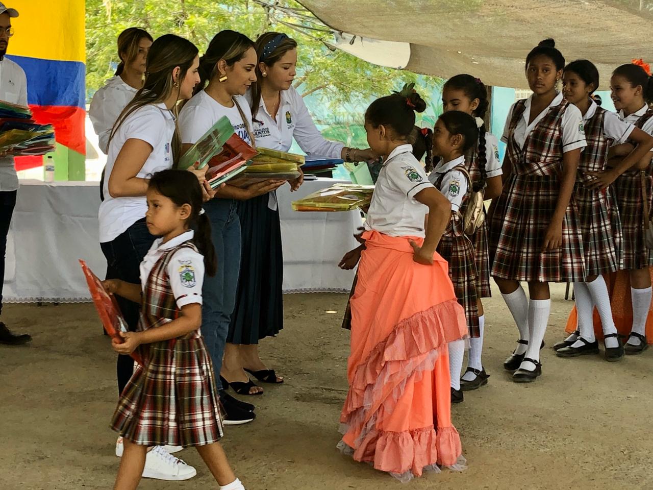 Comprometidos con la educación: Gestora Social de San Pelayo sigue entregando kits escolares a estudiantes de la zona rural