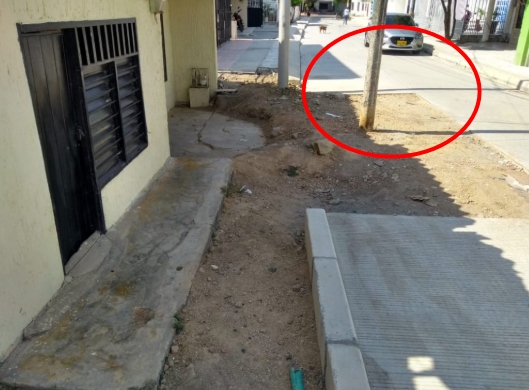 Denuncian que un poste quedó atravesado en plena vía del centro de Montería