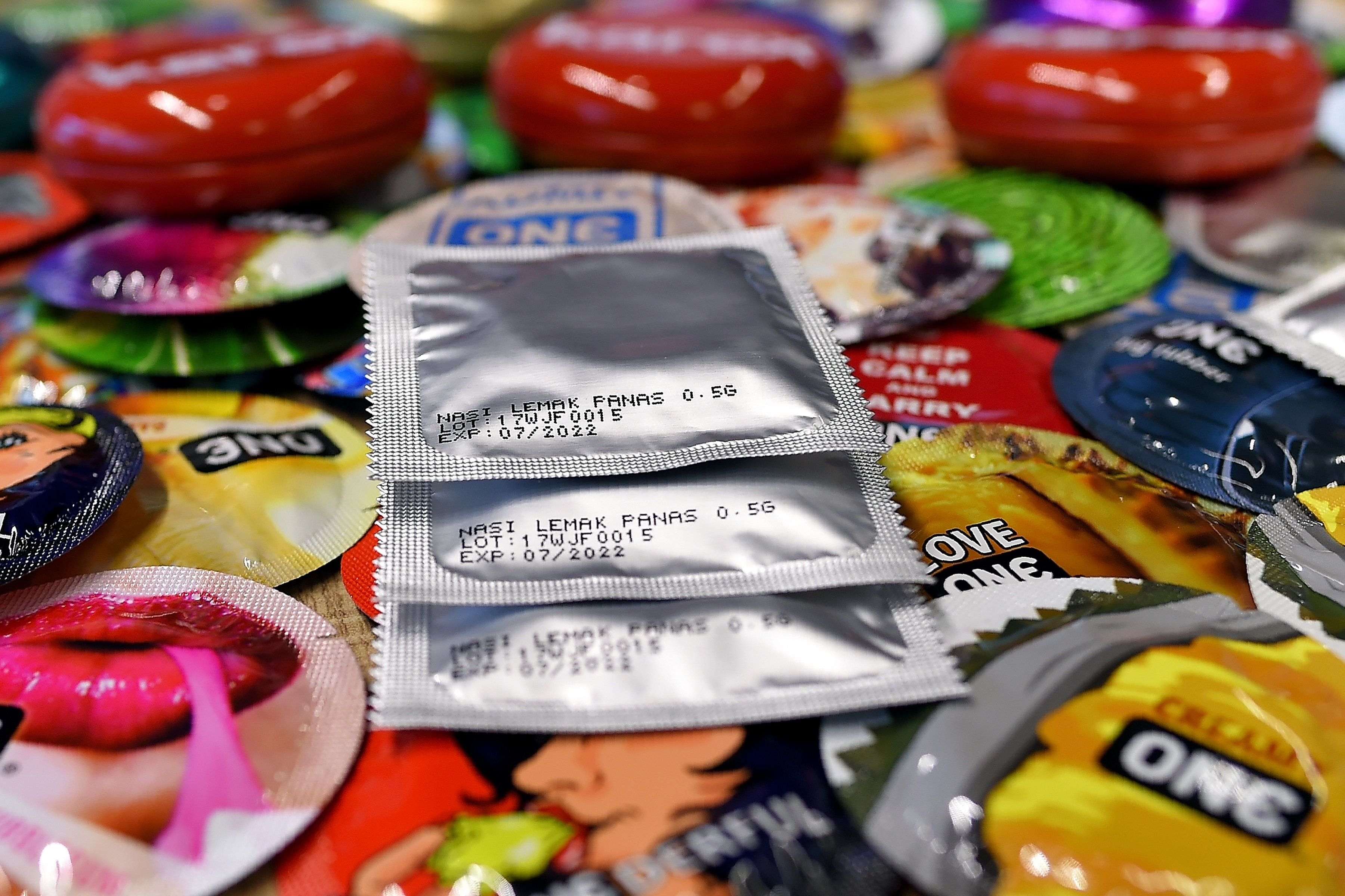 Regalan condones para prevenir embarazos y enfermedades de transmisión sexual  por temporada de carnaval