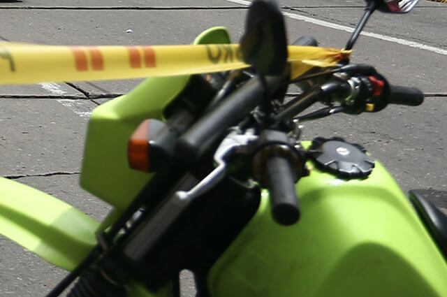 Qué inseguridad, delincuentes quemaron una moto de la Policía en Montelíbano
