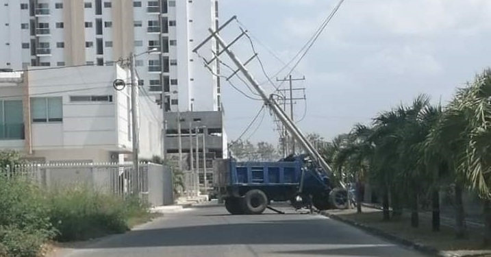 Volco chocó contra un poste en el barrio Monteverde de Montería