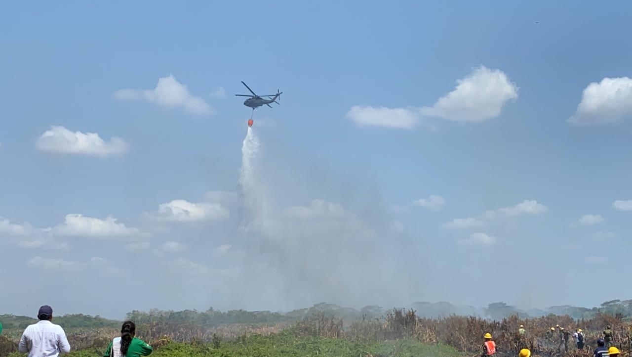 Por tierra y aire avanzan labores de extinción de incendio en Ciénaga de Corralito