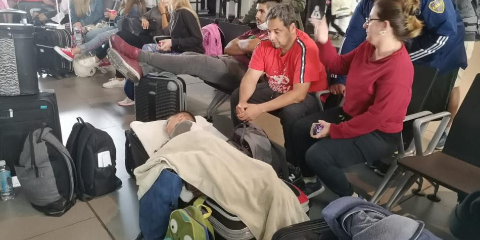 Qué calvario, cientos de turistas no han podido regresar a sus países y viven un drama en el aeropuerto El Dorado