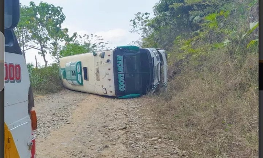 Bus de servicio público se volcó en zona rural de Puerto Libertador