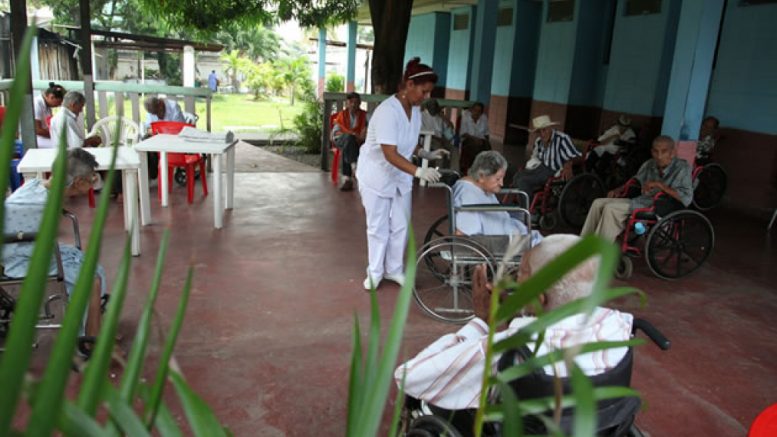 Abuelitos quedarían a la deriva: trabajadores del Asilo Perpetuo Socorro suspenderían funciones por falta de pago